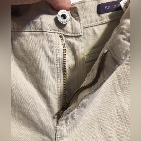 Woman’s Gloria Vanderbilt Jeans . - Picture 10 of 16